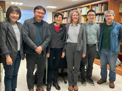 Group picture after the meeting with library and information science faculty at NCCU (picture from NCCU Graduate Institute of Library, Information and Archival Studies)